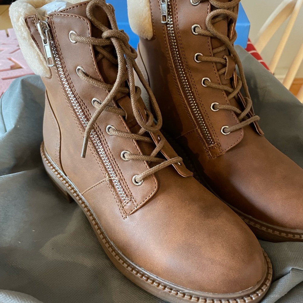 DV Combat Boots
Barely worn
